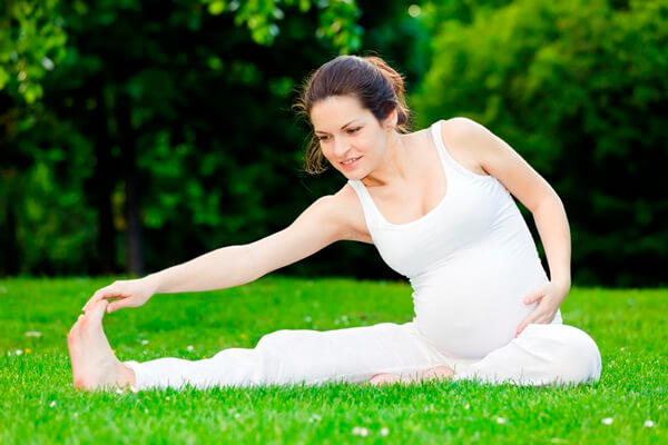Tập yoga rất tốt cho bà bầu, giúp bà bầu dễ ngủ hơn