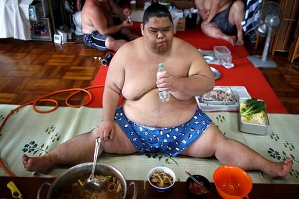 Võ sĩ Sumo Nhật Bản có chế độ ăn uống riêng