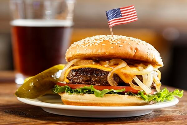 Bữa trưa của người Mỹ thường là sandwich hoặc hamburger