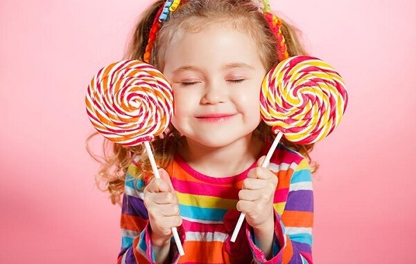 Không nên cho trẻ nhỏ ăn nhiều thực phẩm quá ngọt, có nhiều chất bảo quản