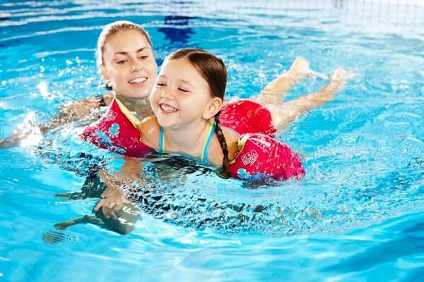 Bố mẹ nên tìm khóa học bơi phù hợp với độ tuổi của con