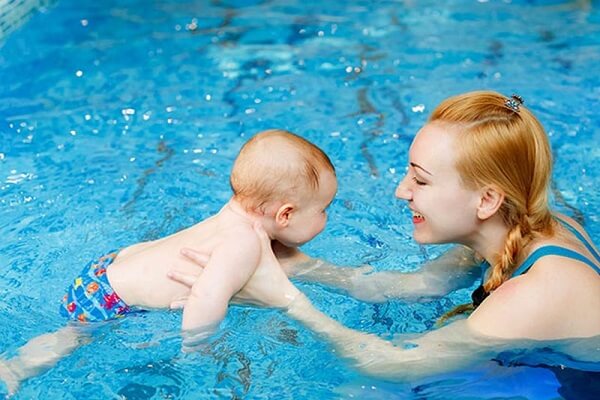 Cho trẻ học bơi - Cha mẹ đừng bỏ qua 10 lời khuyên này